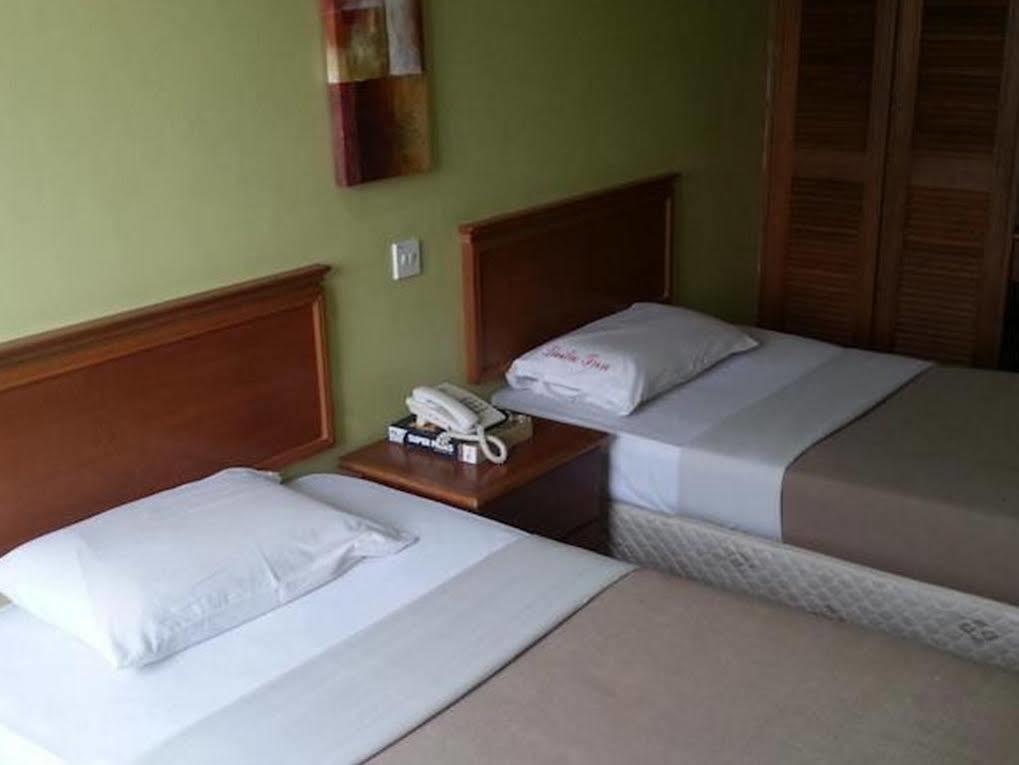 Laila Inn Кучинг Экстерьер фото